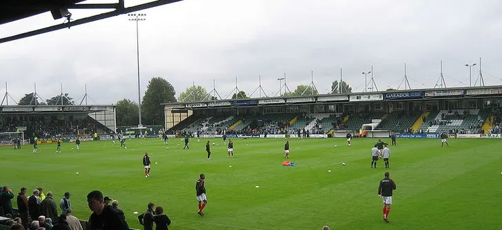 Góc nhìn toàn cảnh sân Huish Park trong trận Yeovil Town đấu Nottingham Forest