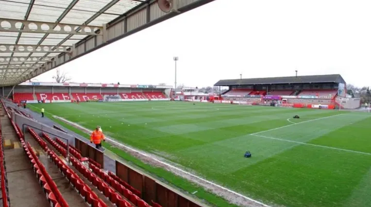 Góc nhìn toàn cảnh sân Whaddon Road từ khán đài ngồi