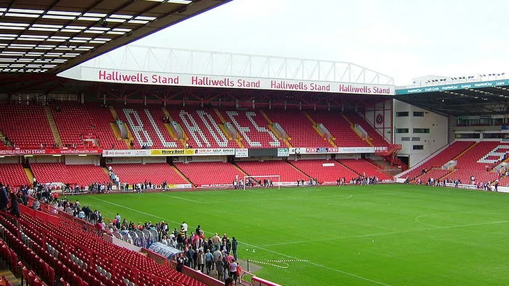 Góc nhìn tổng thể các khán đài bên trong sân Bramall Lane, cho thấy tầm nhìn từ ghế ngồi