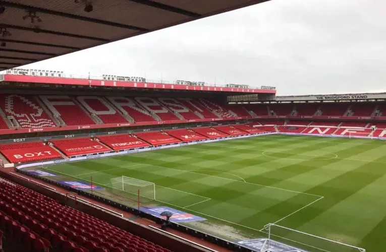 Góc nhìn tổng thể sân The City Ground từ khán đài chính