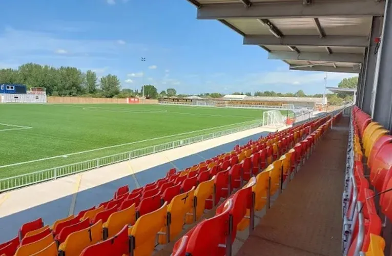 Góc nhìn từ khán đài bao quát mặt cỏ nhân tạo tại sân Meadow Park