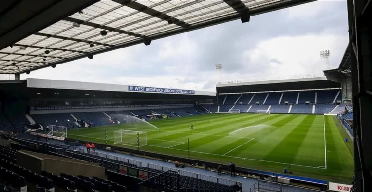 Góc nhìn từ khán đài bên trong sân The Hawthorns, cho thấy tầm nhìn rộng ra sân bóng