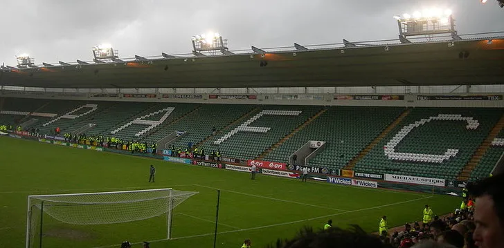 Góc nhìn từ khán đài bên trong sân vận động Home Park, sân nhà của Plymouth Argyle.