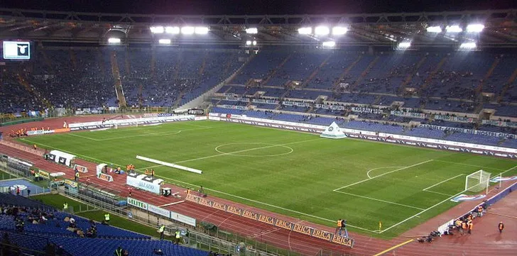 Góc nhìn từ khán đài cao của Stadio Olimpico xuống sân cỏ và các khu vực chỗ ngồi