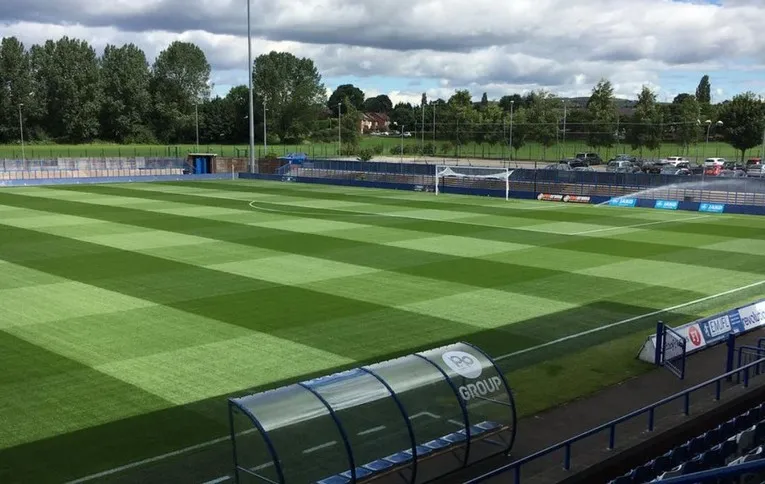 Góc nhìn từ khán đài chính tại Tameside Stadium, sân nhà của câu lạc bộ bóng đá Curzon Ashton