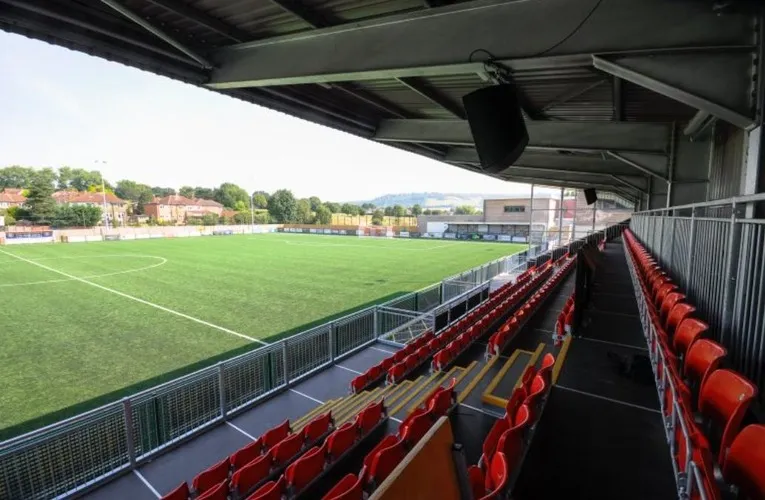 Góc nhìn từ khán đài sân Meadowbank của Dorking Wanderers