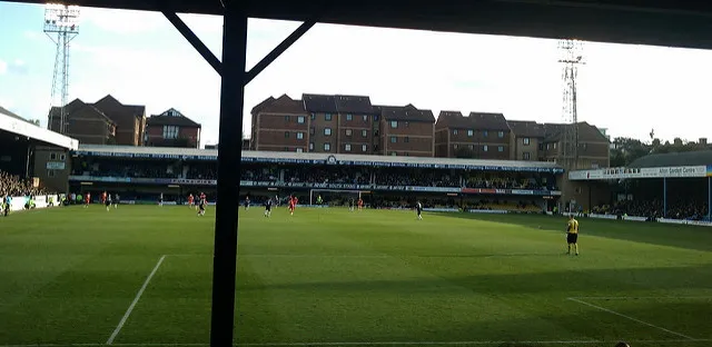Góc nhìn từ khán đài sân Roots Hall, cho thấy toàn bộ mặt sân và khu vực chỗ ngồi
