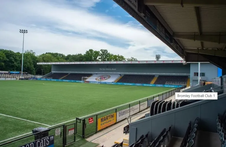 Góc nhìn từ khán đài sân vận động Hayes Lane, bao quát toàn bộ sân cỏ và không gian thi đấu của Bromley FC