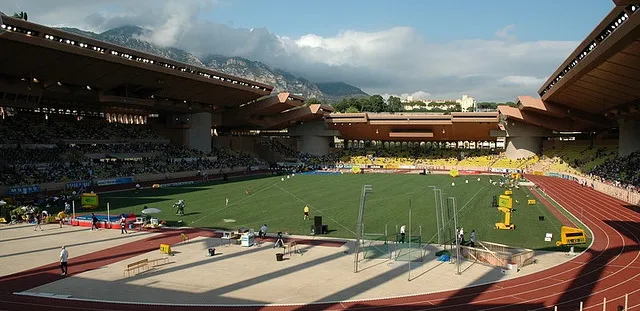 Góc nhìn từ khán đài Stade Louis II ra sân cỏ, cho thấy khoảng cách giữa khán giả và mặt sân.