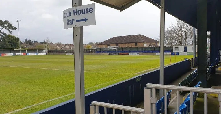 Góc nhìn từ khán đài tại sân Hardenhuish Park