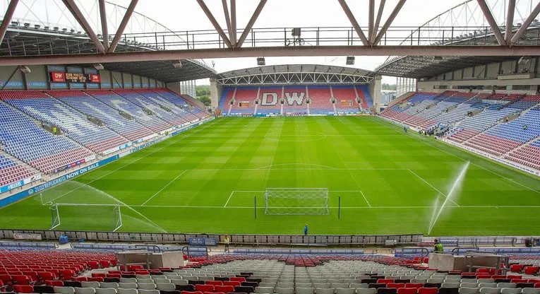 Góc nhìn từ khán đài về phía sân đấu tại Sân vận động Brick Community của Wigan Athletic