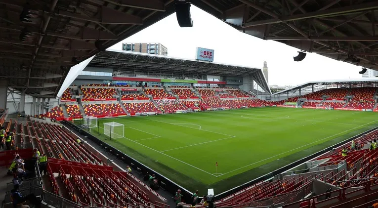 Góc nhìn từ khán đài xuống mặt sân Gtech Community Stadium của Brentford