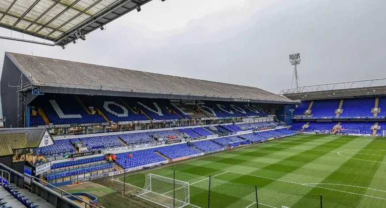 Góc nhìn từ khán đài xuống mặt sân Portman Road