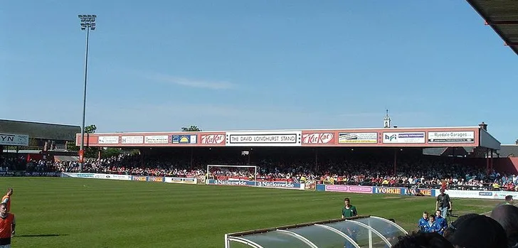 Góc nhìn từ khu vực huấn luyện viên ra mặt sân Bootham Crescent