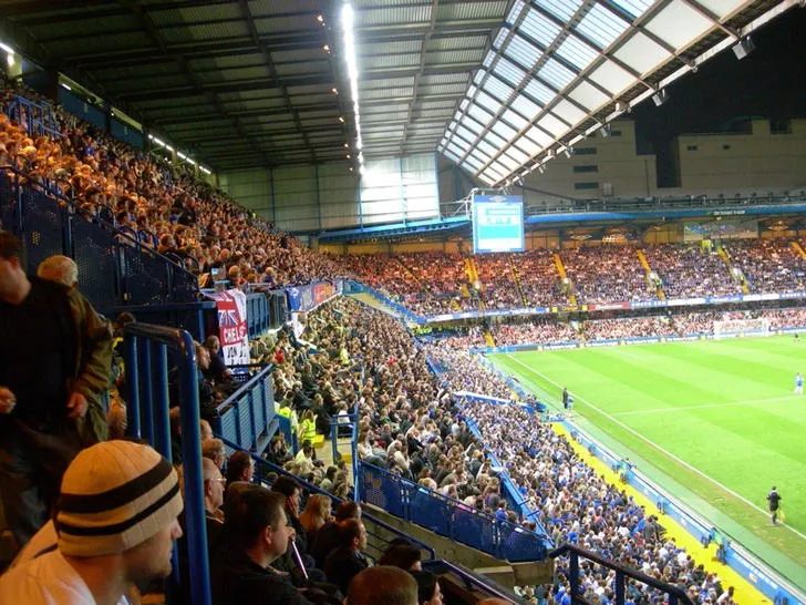 Góc nhìn từ một khán đài cao tại Stamford Bridge xuống sân, cho thấy rõ khu vực thi đấu