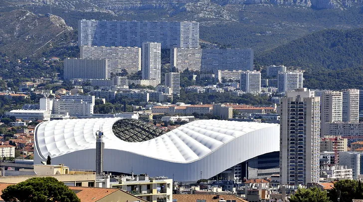 Góc nhìn từ trên cao của sân vận động Stade Velodrome và khung cảnh thành phố Marseille thơ mộng.