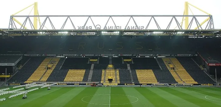 Góc nhìn từ trên cao xuống các khán đài tại Signal Iduna Park