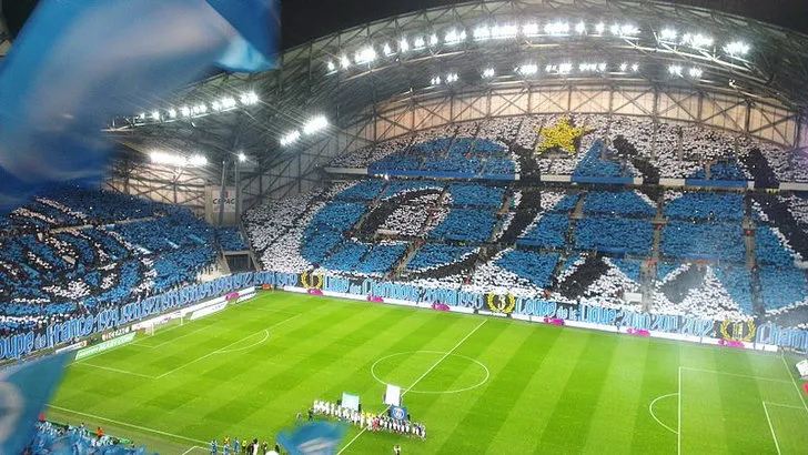 Góc nhìn từ trên khán đài xuống sân cỏ Stade Velodrome vào ngày 5 tháng 4 năm 2015, cho thấy toàn cảnh trận đấu.