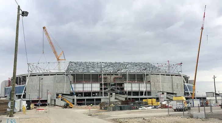 Groupama Stadium trong giai đoạn xây dựng ban đầu