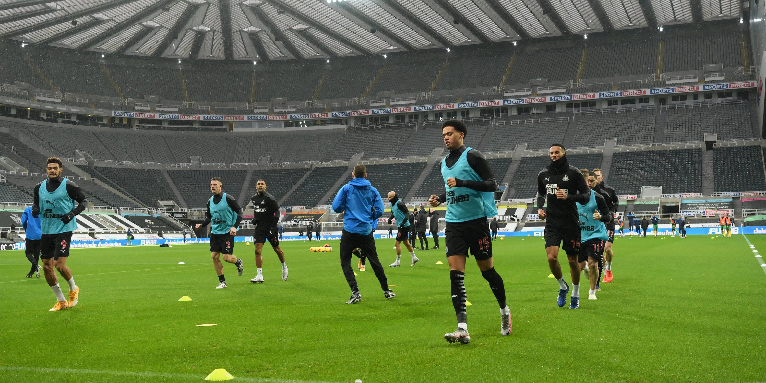 Hậu vệ Jamal Lewis trong màu áo Newcastle United.