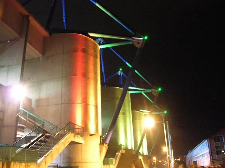 Hệ thống đèn chiếu sáng bên ngoài sân vận động Stade Geoffroy-Guichard vào buổi tối.