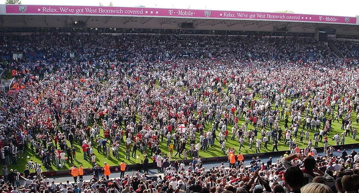Hình ảnh đám đông cổ động viên West Bromwich Albion ăn mừng &quot;The Great Escape&quot; tại sân The Hawthorns