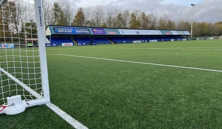 Hình ảnh khán đài chính tại Sân vận động Longmead, nơi cổ động viên đội bóng Tonbridge Angels theo dõi các trận đấu