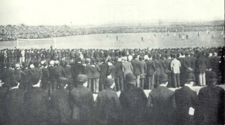 Hình ảnh trận đấu lịch sử giữa Everton và Wolves tại Goodison Park năm 1913.