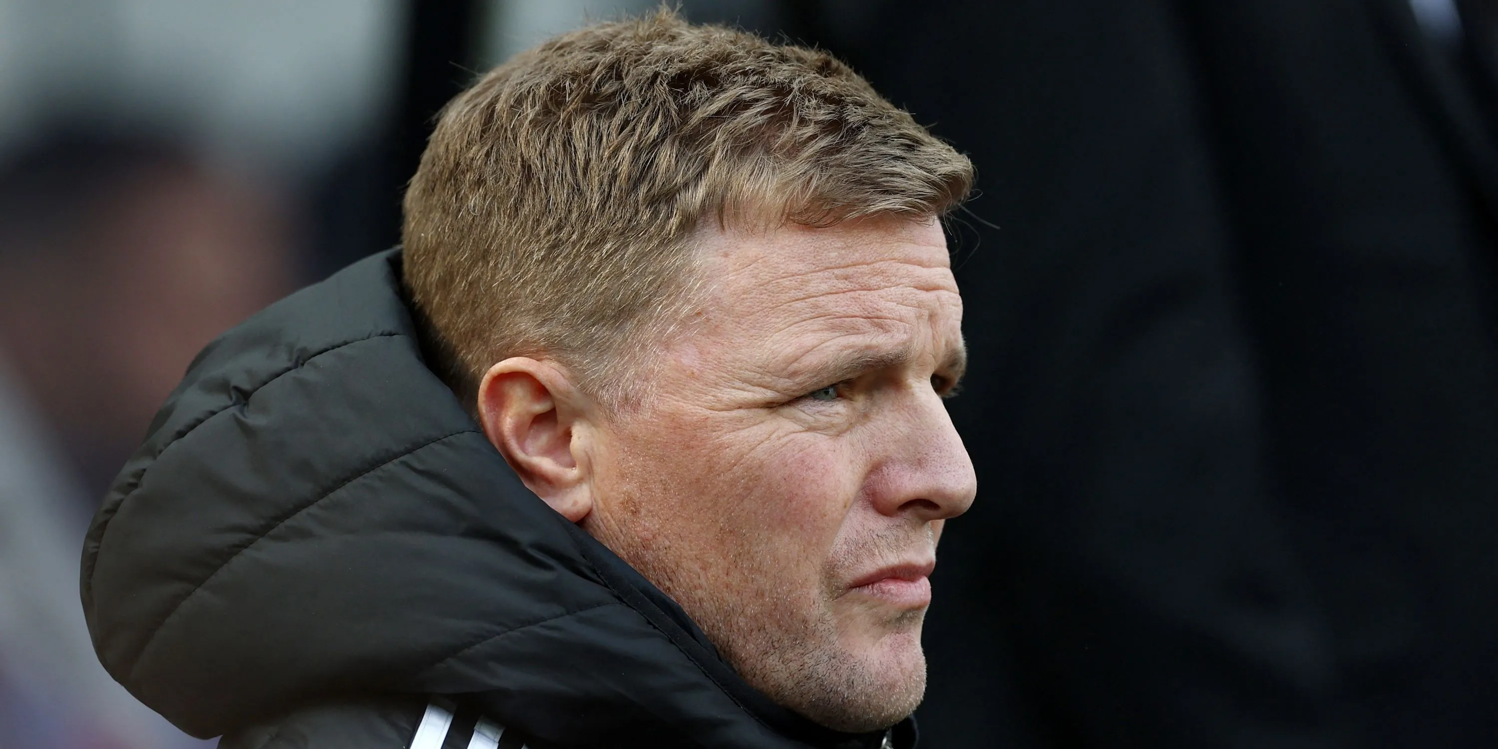 Huấn luyện viên Eddie Howe của Newcastle United trên sân, trước một trận đấu.