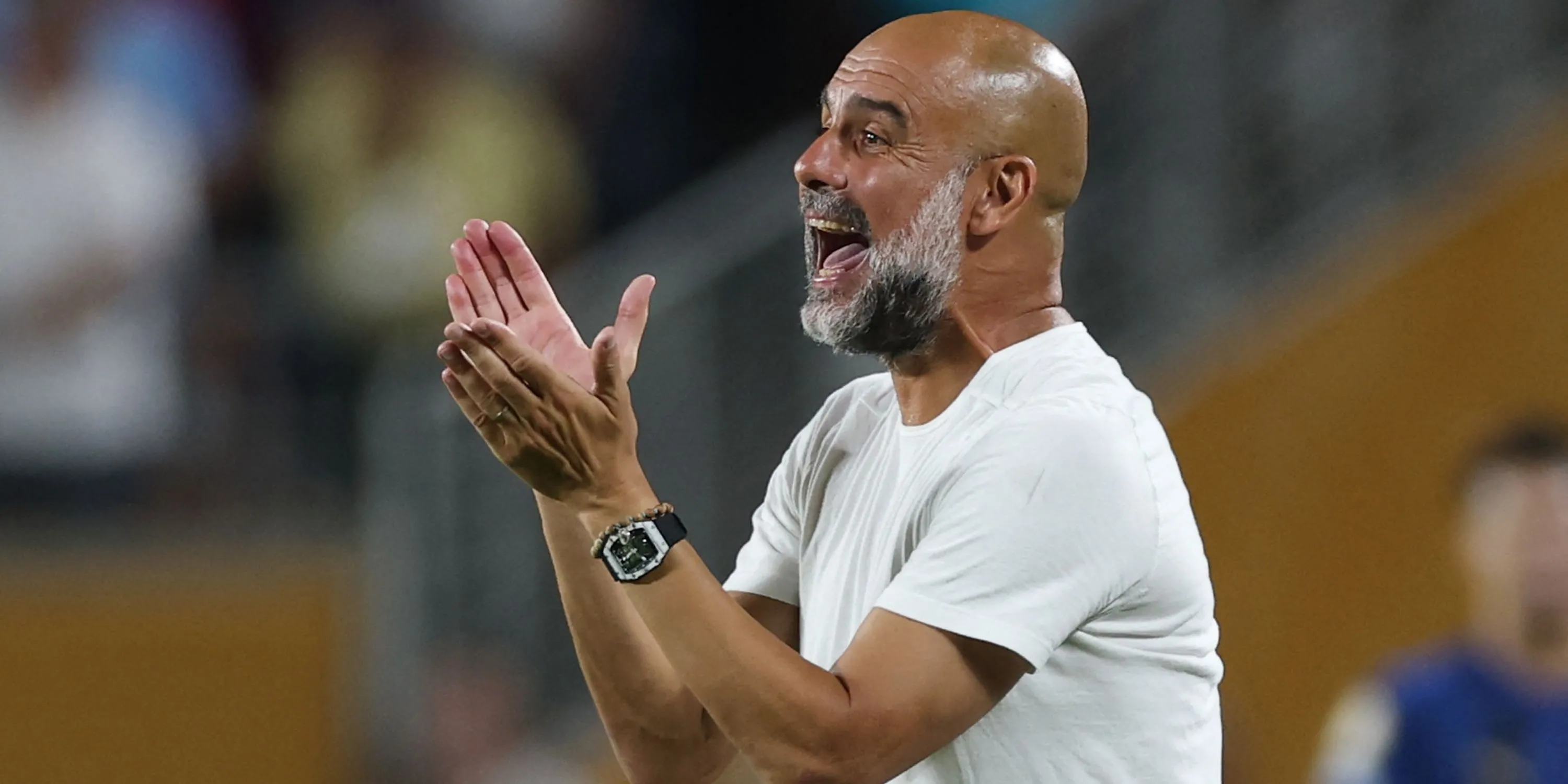 Huấn luyện viên Pep Guardiola của Manchester City phản ứng trên sân cỏ, thể hiện sự lo lắng về tình hình nhân sự đội bóng
