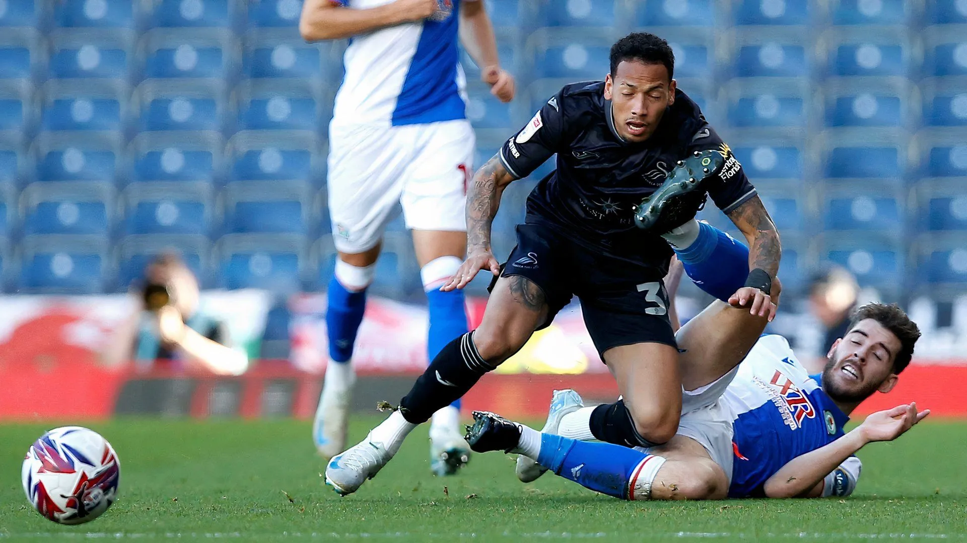 Joe Rankin-Costello trong màu áo Blackburn Rovers đối đầu Swansea City tại Championship