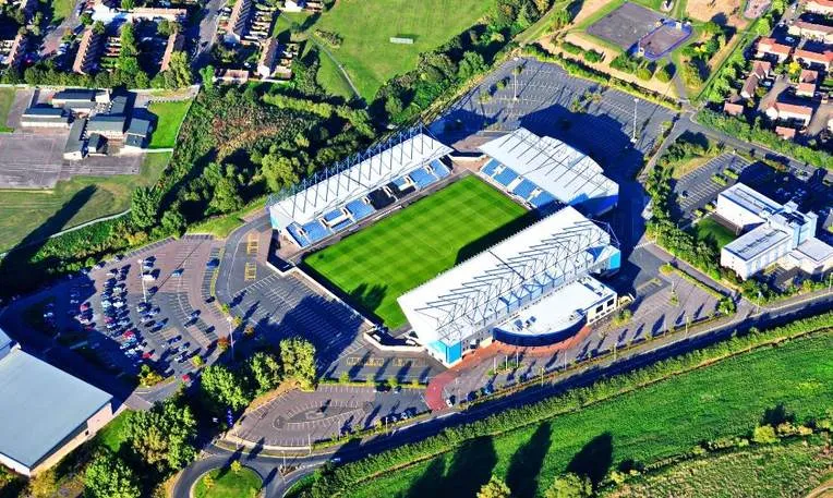 Kassam Stadium nhìn từ trên cao, thể hiện kiến trúc độc đáo của sân nhà Oxford United