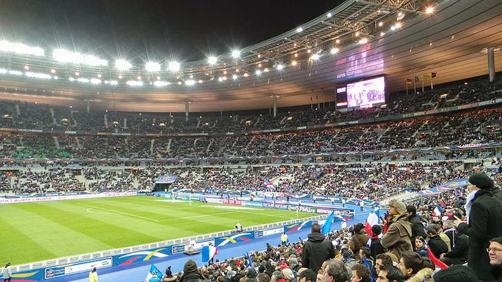 Khán đài ba tầng được che phủ của sân vận động Stade de France