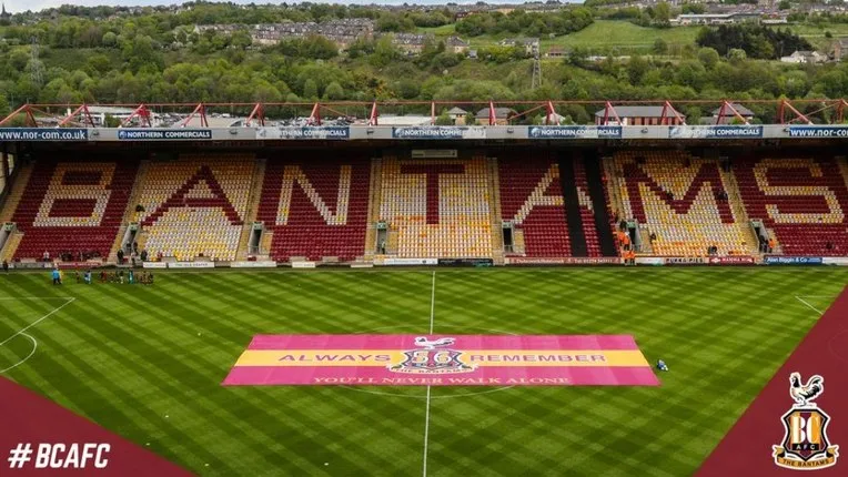 Khán đài Bantams tại sân Valley Parade, nơi tập trung nhiều cổ động viên của Bradford City với biểu tượng chú gà trống