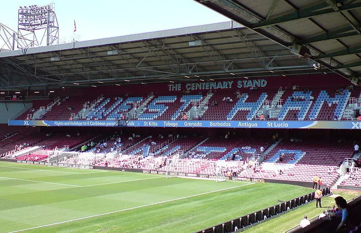 Khán đài Centenary Stand trước khi đổi tên thành Sir Trevor Brooking tại sân Upton Park