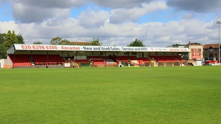 Khán đài chính có mái che của Welling United tại sân Park View Road, nổi bật với những hàng ghế màu đỏ