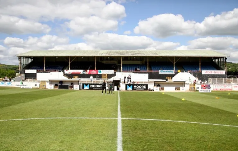 Khán đài chính Grandstand tại sân vận động Twerton Park, Bath