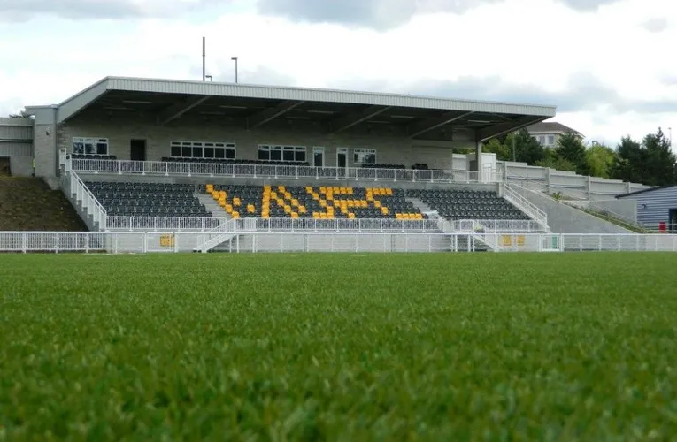Khán đài chính (Main Stand) của sân Gallagher Stadium tại Maidstone.