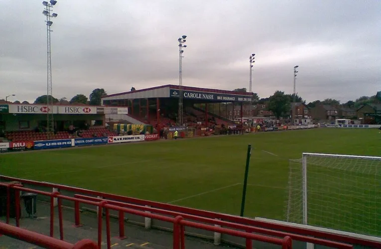 Khán đài chính Main Stand tại sân J Davidson, một phần quan trọng của kiến trúc sân Altrincham