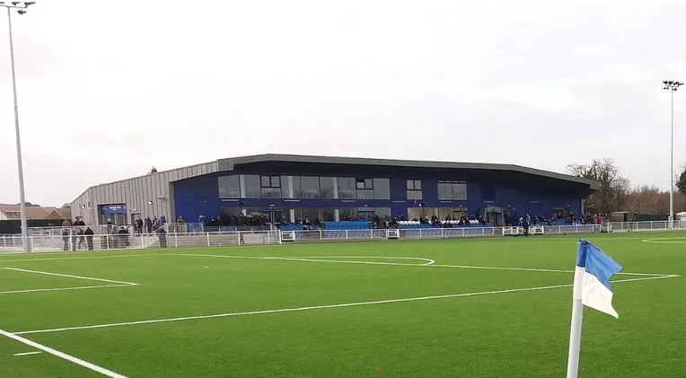 Khán đài chính Main Stand tại sân vận động Parkside, nơi đặt các tiện ích chính.