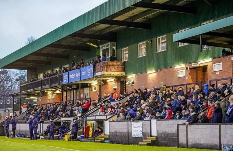 Khán đài chính (Main Stand) tại sân vận động Raymond McEnhill của Salisbury FC