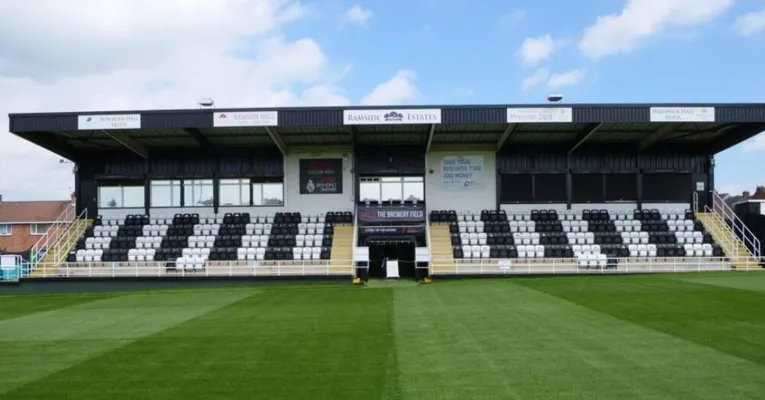 Khán đài chính Ramside Estates Main Stand tại sân Brewery Field, Spennymoor Town