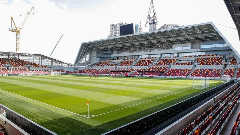 Khán đài chính South Stand tại Gtech Community Stadium
