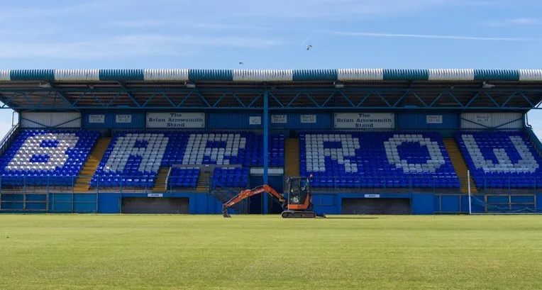 Khán đài chính tại sân vận động Holker Street, nơi diễn ra các trận đấu của Barrow AFC