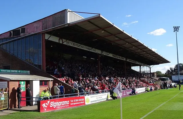 Khán đài chính The Main Stand của sân vận động Bootham Crescent, nơi đặt văn phòng CLB