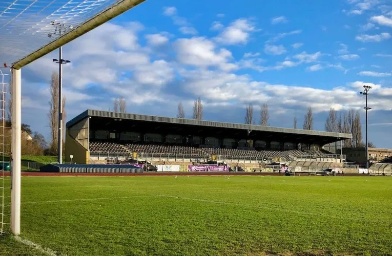 Khán đài chính và khu vực chỗ ngồi tại Melbourne Community Stadium, sân nhà của Chelmsford City