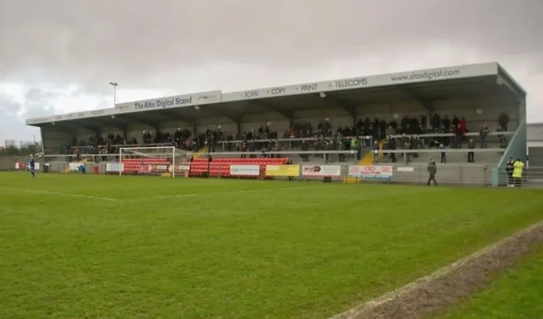 Khán đài chính và khu vực chỗ ngồi tại sân vận động Woodspring của câu lạc bộ Weston-super-Mare AFC