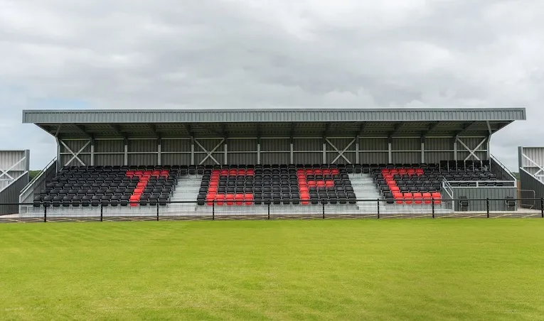 Khán đài chính với khu vực ghế ngồi tại Truro Sports Club