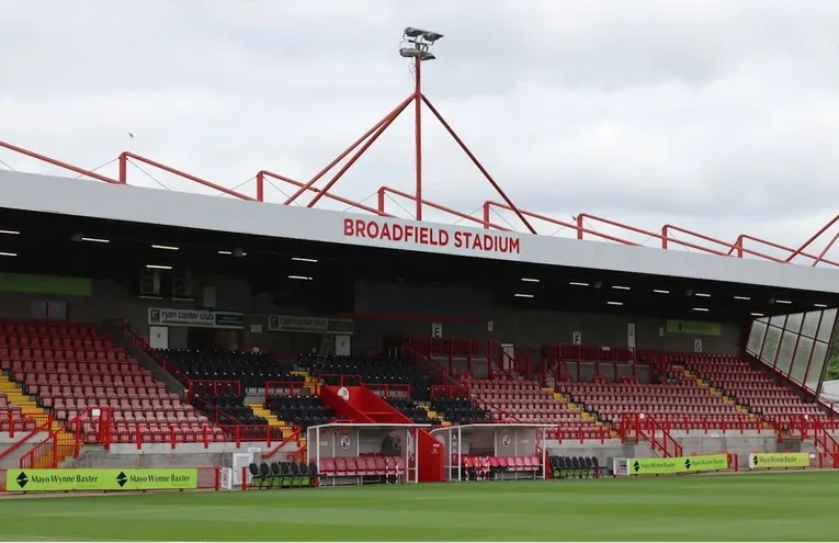 Khán đài chính (West Stand) của sân Broadfield Stadium, nơi tập trung các tiện ích chính của câu lạc bộ Crawley Town