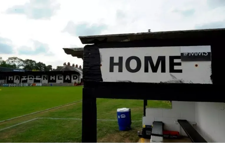 Khán đài chính York Road Maidenhead United